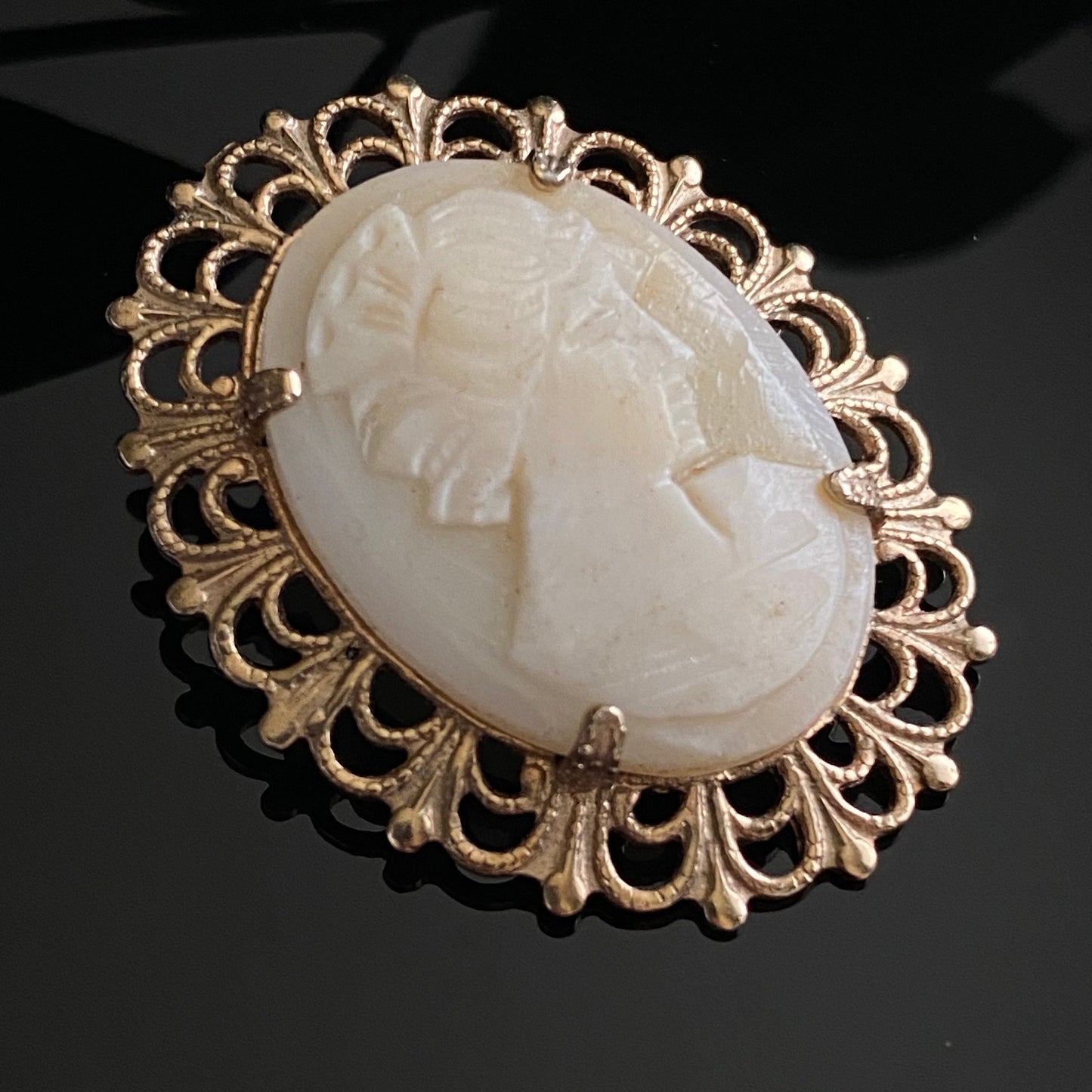 Vintage Genuine Shell Cameo Oval Pin Brooch